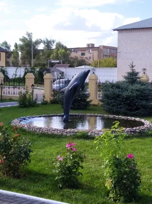 Фонтан с чёрным дельфином статуей…» — создано в Шедевруме