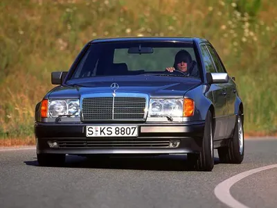 30-летний Mercedes W124 с большим пробегом продали по цене нового  Гелендвагена (фото). Читайте на UKR.NET