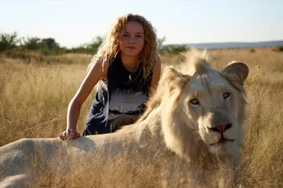 Девочка Миа нашла друга в лице белого льва» — создано в Шедевруме