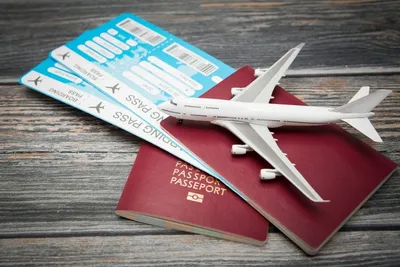 Бизнесмен, держа в руках значок самолета. покупка билетов онлайн. | Премиум  Фото