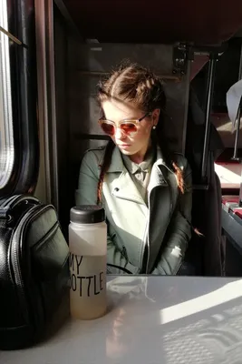 Фото девушек в вагоне поезда 