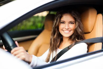 Девушка за рулем машины, красит губы и смотрит в зеркало машины Стоковое  Фото - изображение насчитывающей праздник, персона: 161881424