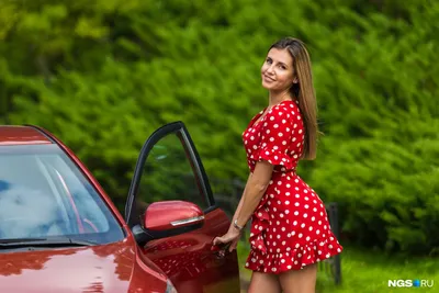 Девушка в автомобиле дороги, розовой футболке, голубых шортах, половинной  высоте, сексуальной Стоковое Изображение - изображение насчитывающей  школьница, весна: 76955117