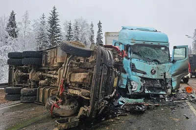 Массовое ДТП грузовиков спровоцировало многокилометровую пробку на выезде  из Хабаровска - KP.RU