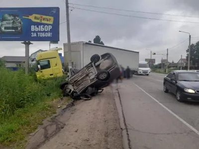 В Челябинской области на трассе М-5 рассыпан щебень после ДТП грузовика и  кроссовера
