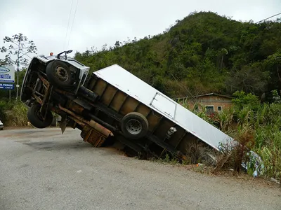 Опубликовано фото с места смертельного ДТП с грузовиком и перевернутой Lada