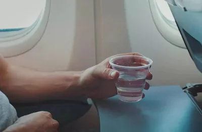 Почему в самолетах нельзя пить воду из стаканчиков