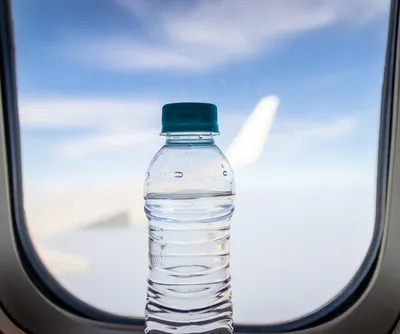 Сколько воды нужно пить в полете? Советы медиков