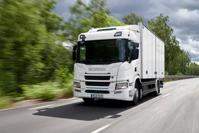 Scania начинает серийное производство гибридных и электрических грузовиков  — Авторевю