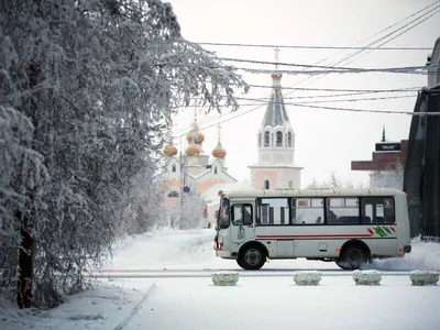 Утро, зима, час пик, в автобусе …» — создано в Шедевруме