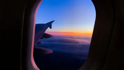 Вид с иллюминатора самолета на крыле, облачное небо Стоковое Фото -  изображение насчитывающей космос, скорость: 161403136