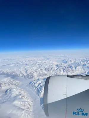 Взгляд от иллюминатора самолета Взгляд из окна самолета на крыле, облаках и  голубом небе Стоковое Изображение - изображение насчитывающей дел, облако:  148222095