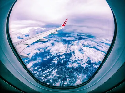 Вид из иллюминатора самолёта во время путешествия и облаков Стоковое Фото -  изображение насчитывающей бело, двигатель: 167196974