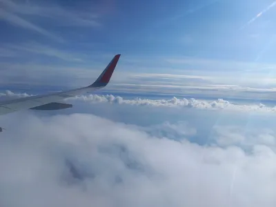 Взгляд от иллюминатора самолета Голубое небо, яркая радуга с тенью самолета  Стоковое Фото - изображение насчитывающей яркое, самолета: 131986982