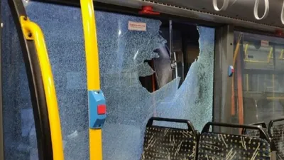 В Омске окна автобуса выбило струей кипятка из-за аварии на трубопроводе –  ОСН