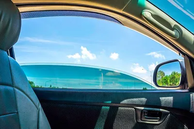 Зеркало машины. Вид из окна автомобиля. Вождение зимой Стоковое Фото -  изображение насчитывающей взгляд, зеркало: 210309736