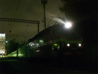 Пустое спальное купе поезда ночью …» — создано в Шедевруме
