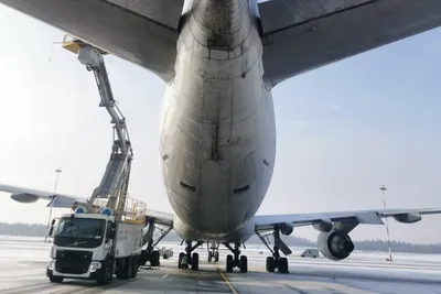 Эксперты оценили возможность взлета севшего в поле самолета зимой — РБК