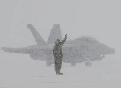 Нацаэропорт показал, как снимают лед с самолетов - Минская правда