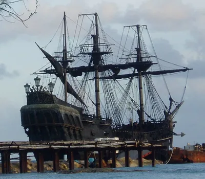 Вид с корабля в море стоковое изображение. изображение насчитывающей остров  - 206608289