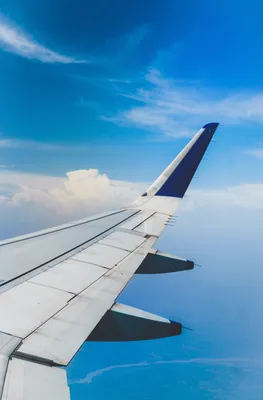 вид на крыло самолета и облака в голубом небе из окна самолета Фото Фон И  картинка для бесплатной загрузки - Pngtree
