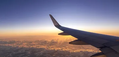 Посмотрите на пасмурном крыла самолета в небе Стоковое Фото - изображение  насчитывающей перевозка, пушисто: 171473098