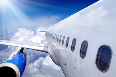 Фото вид из окна крыла самолета во время полета над голубым небом | Премиум  Фото