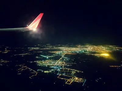 Обрезанное изображение крыла самолета | Премиум Фото