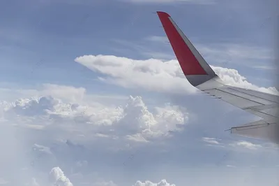 Крыло самолета в голубом небе Стоковое Изображение - изображение  насчитывающей двигатель, красно: 200581877