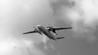 Вид крыла самолета на облаках крылышек на горизонте во время подъема на  эшелон полета | Премиум Фото