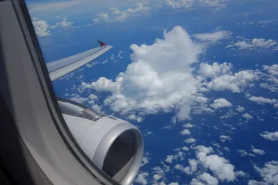 Крыло самолета видно из окна самолета. | Премиум Фото