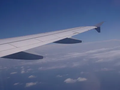 Вид из окна самолета. крыло самолета, летящего над облаками | Премиум Фото