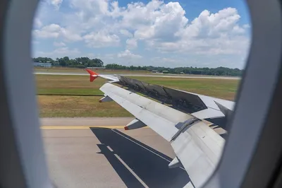 Вид из окна самолета на крыло самолета и облака · Бесплатные стоковые фото
