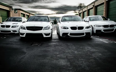 Чёрная BMW и белая Мерседес , …» — создано в Шедевруме