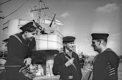 Фото \"Советские и английские моряки на корабле\", 1942 год, Кольский п-ов. -  История России в фотографиях