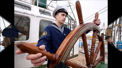 офицер моряков со старой солью в форме управляет кораблем рулем. Стоковое  Фото - изображение насчитывающей батареи, усик: 227695638