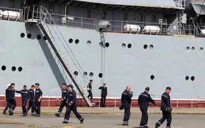 Морской рекрут Эскивель (слева) приветствует французских моряков,  приписанных к десантно-штурмовому кораблю FS Mistral (L9013), когда они  поднимаются на борт десантно-штурмового корабля USS Bonhomme Richard (LHD  6) для осмотра корабля. - PICRYL Изображение