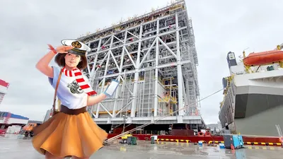 Девушка по цене около ограждения на корабле и вид на море сверху Стоковое  Изображение - изображение насчитывающей праздник, корабль: 201548241