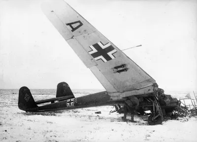 Ангар, полный разбитых немецких самолетов на аэродроме Шмарбек, Германия,  20 апреля 1945 года. На переднем плане - бомбардировщики Heinkel He 111 и  He 177. BU4123 - PICRYL Изображение в общественном достоянии