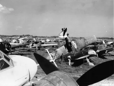 Колоризация. Мое. Советские колхозники осматривают сбитый немецкий самолёт.  | Пикабу