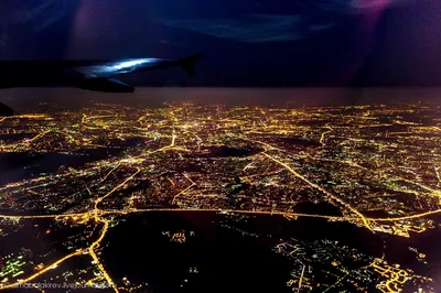 вид из окна самолета ночного города крыла самолета и ночного города  Стоковое Фото - изображение насчитывающей рассвет, сумрак: 227750548