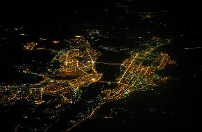 Вид на ночной город с самолёта» — создано в Шедевруме