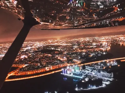 новостимира | Видео захватывающего вида из кабины самолета, летящего ночью  в Турции среди облаков, а внизу светятся огни ночного города, — стало  вирусным в Instagram | Дзен