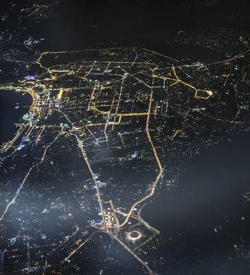 Город ночи под крылом самолета Стоковое Фото - изображение насчитывающей  ноча, город: 196702828