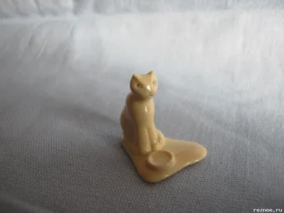 Миниатюра Объевшийся сметаной кот. 2.2 см Миниатюра в виде сидящего около  миски, объевшегося сметаной, жадного кота, который не может отойти от этой  миски.