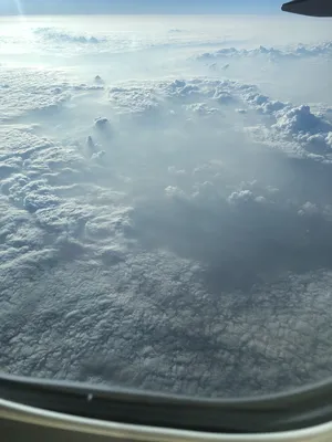 Самолет в облаках стоковое изображение. изображение насчитывающей облака -  132771813