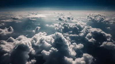 Фотография крыльев самолета над облаками под чистым голубым небом под  высоким углом · Бесплатные стоковые фото