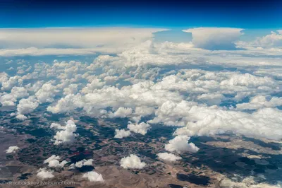 Обои на рабочий стол Вид из иллюминатора самолёта, сквзь редкие облака  панорама земли, обои для рабочего стола, скачать обои, обои бесплатно