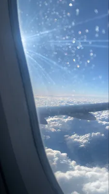 Самолет разрезает облака | Пикабу