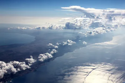 полет самолета на фоне облаков. концепция путешествия Стоковое Фото -  изображение насчитывающей полет, закат: 222746552